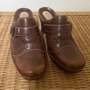 Clarks Artisan Leather Mules Size 7.5 Dark Brown W/Stitch Detail